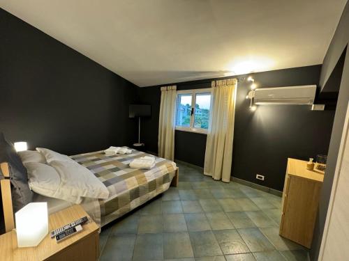 une chambre avec un lit et une fenêtre dans l'établissement Moonlight house a 50 mt dal mare Noto Marina, à Noto Marina