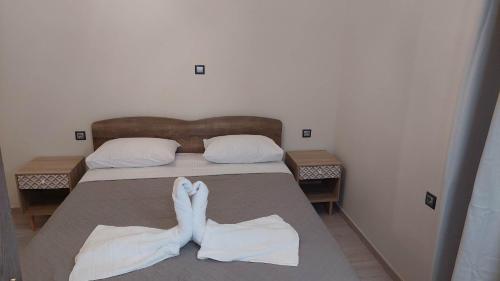 a person with their feet on a bed with towels at Sea La Vie Beach House in Petra