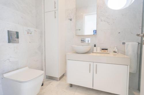 プロタラスにあるThalassa Luxury Apartmentの洗面台とトイレを備えた白いバスルーム