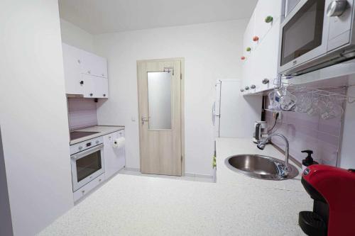 Η κουζίνα ή μικρή κουζίνα στο B Apartment