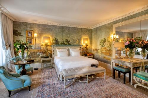 a bedroom with a bed and a desk and chairs at Villa Saint-Ange in Aix-en-Provence