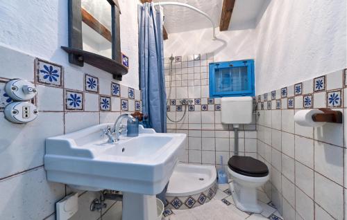 Ένα μπάνιο στο Awesome Home In Zlatar With Sauna