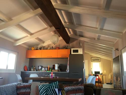 un salon avec un canapé et une table dans l'établissement Small luxury loft, down Town Petit Loft (attique), à Ajaccio