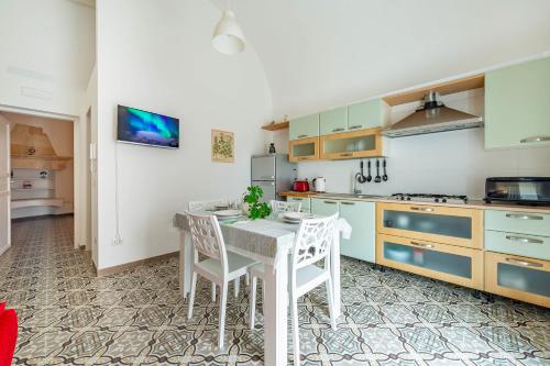 a kitchen with a table and chairs in a room at Casa Vacanze L'Aspidistra - Happy Rentals in Rutigliano
