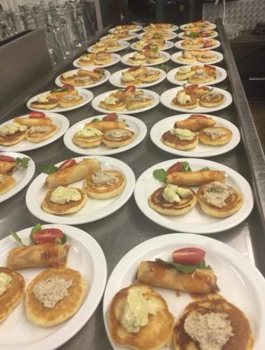 Un montón de platos de comida en una mesa en Elsjes Guesthouse, en Kempton Park