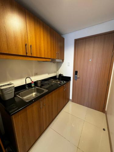 Kuchyň nebo kuchyňský kout v ubytování Makati apartment - Lush Residences