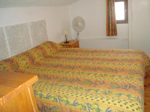 - une chambre avec 2 lits et un ventilateur dans l'établissement L'alisgianinca, à Santa-Maria-Poggio