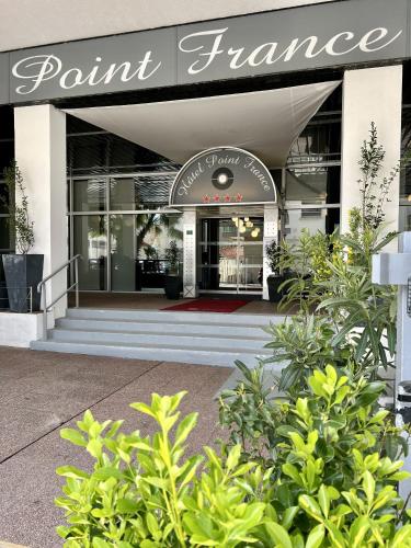 a store front of a point flance building at Hôtel Point France in Arcachon