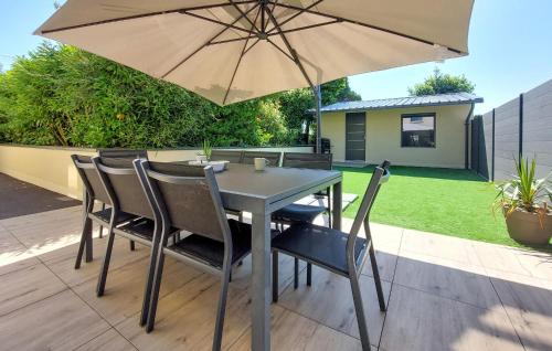 une table et des chaises avec un parasol sur une terrasse dans l'établissement Amazing Home In Saint-Coulomb With Wifi, à Saint-Coulomb