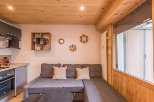 un salon avec un canapé et une table dans l'établissement Appartement Rothschild - garage - Welkeys, à Megève