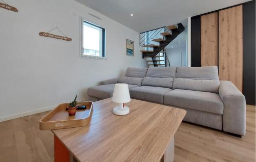 un salon avec un canapé et une table dans l'établissement Amazing Home In Saint-Coulomb With Wifi, à Saint-Coulomb