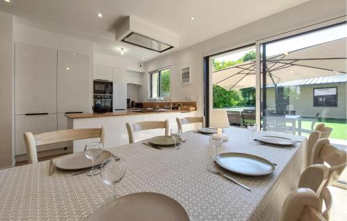 - une salle à manger avec une table, des chaises et un parasol dans l'établissement Amazing Home In Saint-Coulomb With Wifi, à Saint-Coulomb