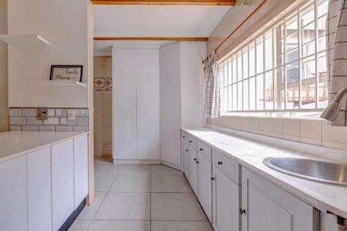 Η κουζίνα ή μικρή κουζίνα στο Omphile Retreat