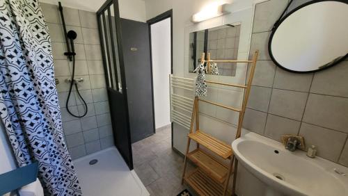 une salle de bain avec une baignoire, un lavabo et un miroir dans l'établissement La Viste, chez Maya, à Marseille