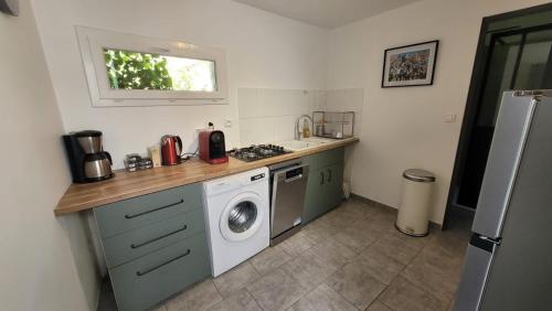 une cuisine avec un lave-linge et un lave-linge dans l'établissement La Viste, chez Maya, à Marseille