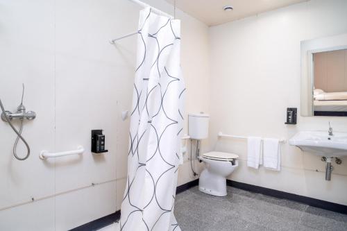 a bathroom with a toilet and a sink at Herculano Stays Porto - Digital Access in Porto