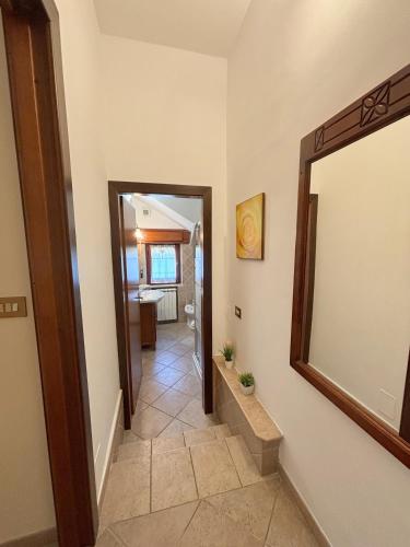 a hallway with a mirror and a bathroom at A casa di Iole in Fiumicino