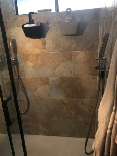 une salle de bain avec douche et lavabo dans l'établissement Votre espace glamour EN COHABITATION avec nous deux dans notre appartement du village naturiste, au Cap d'Agde