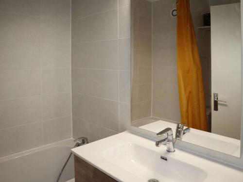 une salle de bain avec un lavabo, une baignoire et un miroir dans l'établissement Studio aux Orres, skis aux pieds, pour 4 personnes - FR-1-322-138, aux Orres