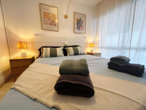 a bedroom with a bed with two towels on it at Magnifico y amplio apartamento con terraza in Fuengirola