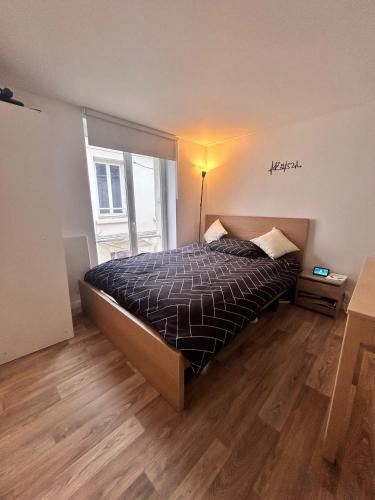 Rúm í herbergi á Cosy Studio in Clichy