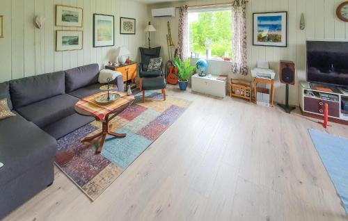 Setusvæði á Amazing Home In Rørvik With Wifi
