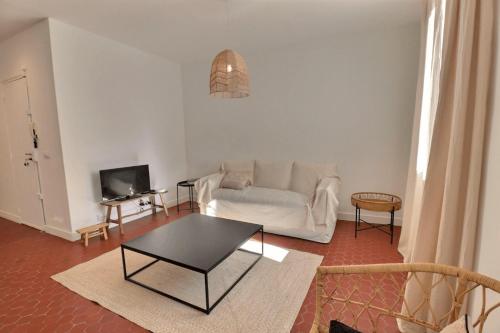 un salon avec un canapé blanc et une table dans l'établissement Spacious T3 in the heart of Marseille, à Marseille