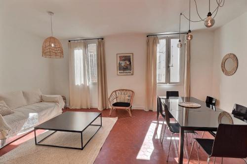 un salon avec un canapé et une table dans l'établissement Spacious T3 in the heart of Marseille, à Marseille
