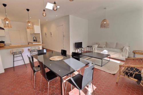 une cuisine et un salon avec une table et des chaises dans l'établissement Spacious T3 in the heart of Marseille, à Marseille