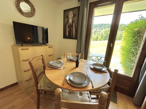 Photo de la galerie de l'établissement Studio Cabine + Coin Montagne avec Terrasse, 4 Couchages, Casier à Skis et Parking, Demi-Quartier - FR-1-597-173, à Demi-Quartier