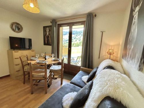 Studio Cabine + Coin Montagne avec Terrasse, 4 Couchages, Casier à Skis et Parking, Demi-Quartier - FR-1-597-173