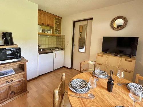 Photo de la galerie de l'établissement Studio Cabine + Coin Montagne avec Terrasse, 4 Couchages, Casier à Skis et Parking, Demi-Quartier - FR-1-597-173, à Demi-Quartier