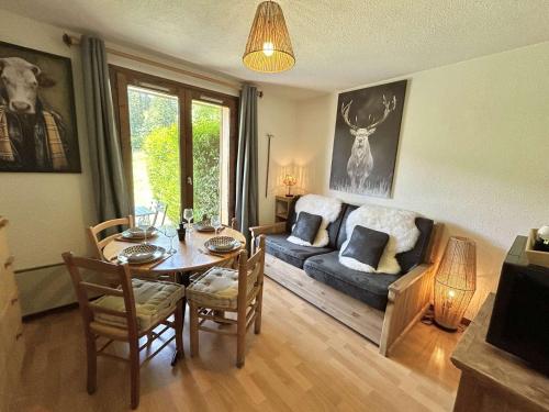 Photo de la galerie de l'établissement Studio Cabine + Coin Montagne avec Terrasse, 4 Couchages, Casier à Skis et Parking, Demi-Quartier - FR-1-597-173, à Demi-Quartier