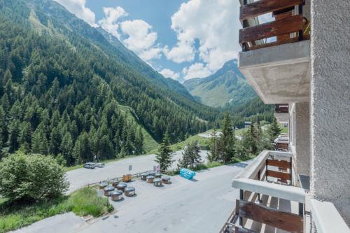 a view of a parking lot with mountains in the background at Charmant duplex à 3min des remontées mécaniques in Grimentz