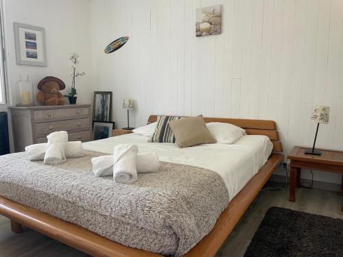 une chambre avec un grand lit avec des draps et des oreillers blancs dans l'établissement Villa avec Piscine au coeur de la campagne provençale, à Lançon-Provence