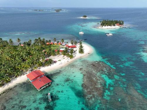 an aerial view of an island in the ocean at Isla Diablo San blas cabaña en la orilla del mar in Cagantupo
