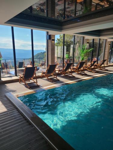 Bazén v ubytování Kopaonik Milmari & Spa N Lux 90 nebo v jeho okolí