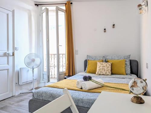 une petite chambre avec un lit et une fenêtre dans l'établissement Appartement 3 chambres avec billard - centre, à Béziers