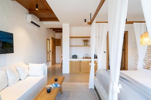 un soggiorno con divano bianco e letto di Nomad Boutique Hotel Side - Adults Only a Side