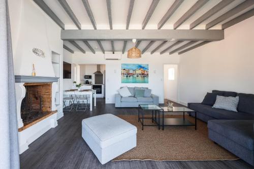 un salon avec un canapé et une table dans l'établissement Le plaisir des yeux !, à Cassis