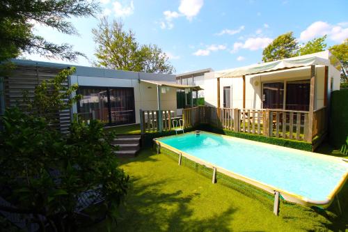 a house with a swimming pool in the yard at Lodges de cedros in Setúbal