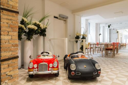 dos coches de juguete estacionados uno al lado del otro en una habitación en Hotel 34B - Astotel, en París