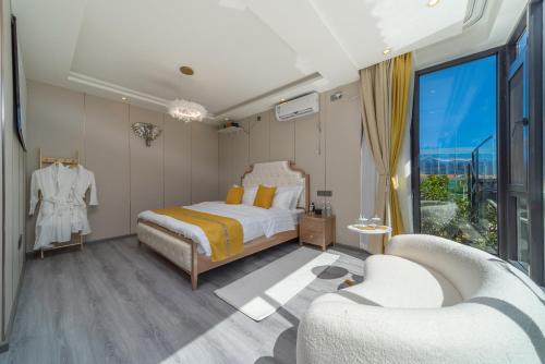 Una cama o camas en una habitación de Lijiang Yimanshiguang 丽江逸慢拾光