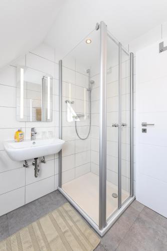 a bathroom with a shower and a sink at Ferienwohnungen und Ferienhaus Polmann in Nordwerdum in Werdum