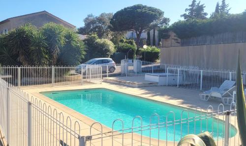 une piscine dans une cour clôturée dans l'établissement Studio moderne dans le golfe de Saint-Tropez, à Gassin