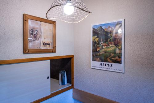 Una habitación con un cuadro en la pared y un cartel en la pared. en Appartement 4p, en Méribel