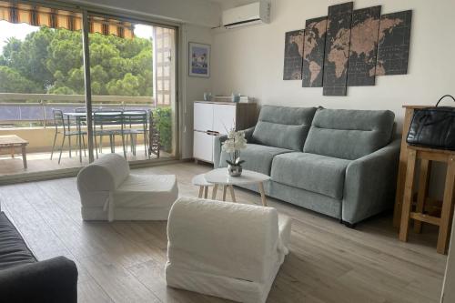 un salon avec un canapé et une table dans l'établissement Studio with large balcony - sea view, à Bandol