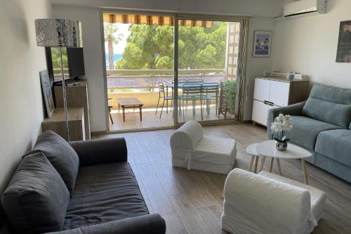 un salon avec un canapé et une table dans l'établissement Studio with large balcony - sea view, à Bandol