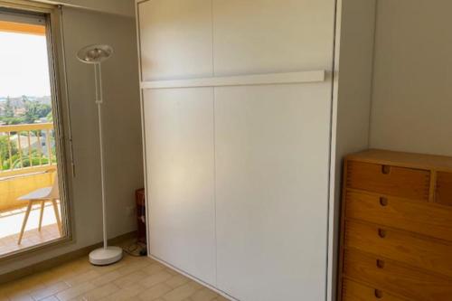 une pièce avec une cabine de douche en verre et une fenêtre dans l'établissement Studio in residence - sea view, au Golfe-Juan