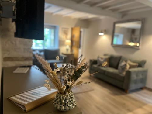 Posezení v ubytování Posh Little Cottage